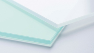 Die Abbildung zeigt grünes und weißes Glas im Vergleich.