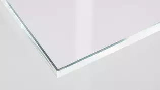 Die Abbildung zeigt ein Glasdetail des Dekors Clarity 510 aus Einscheibensicherheitsglas ESG in Weißglas PURE WHITE.